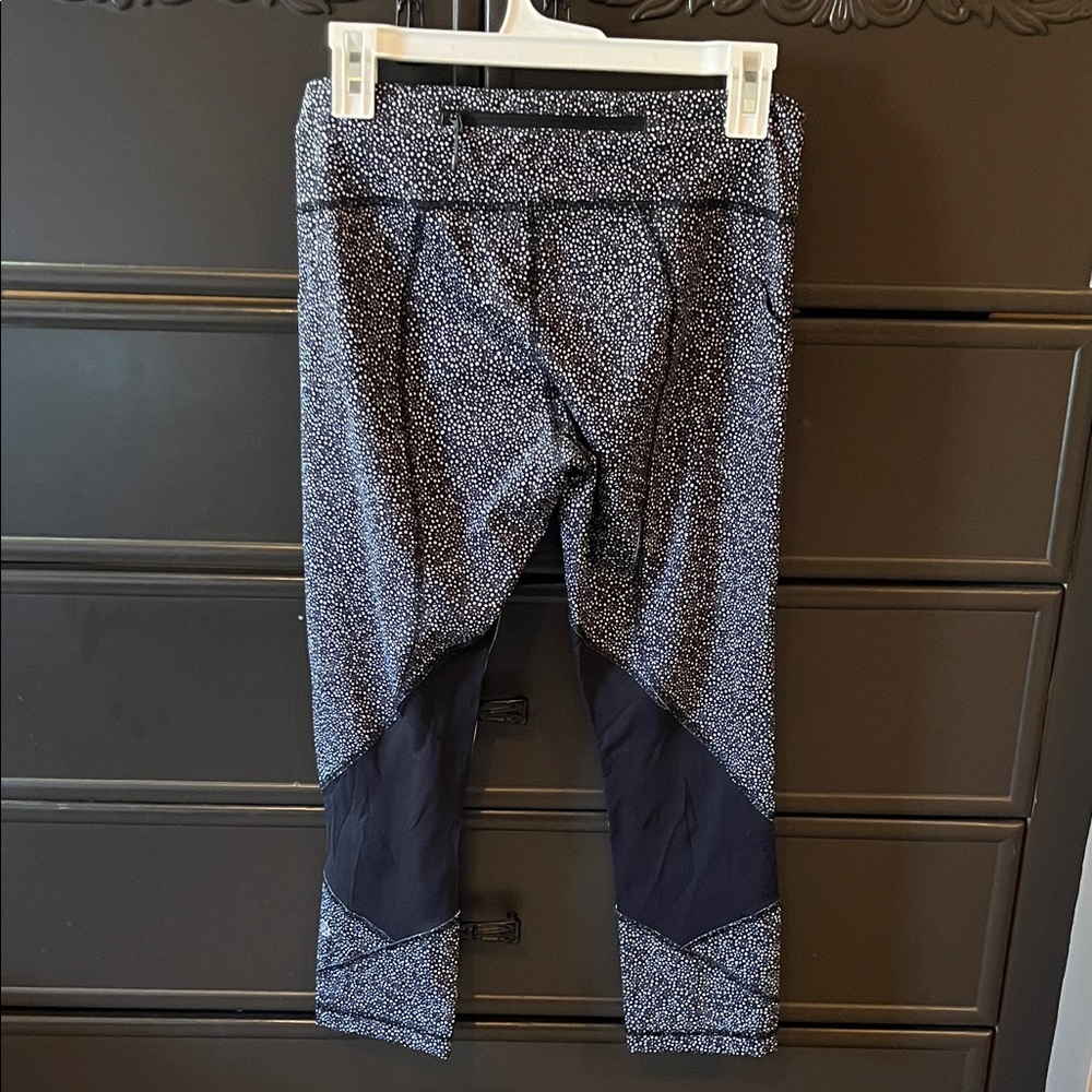 Lululemon - Speckled Black Cropped Active Leggings with Contrast Panels - Picture 2 of 4